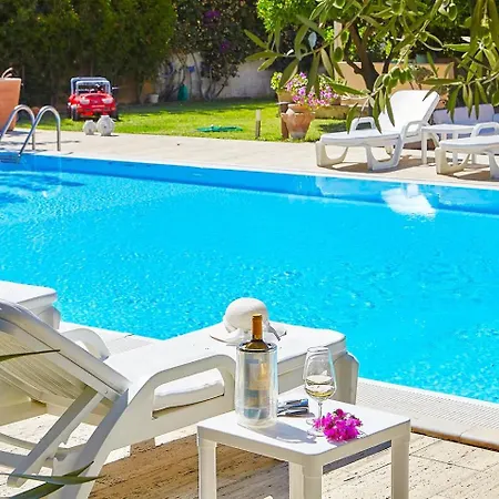 Natino With Pool And Garden